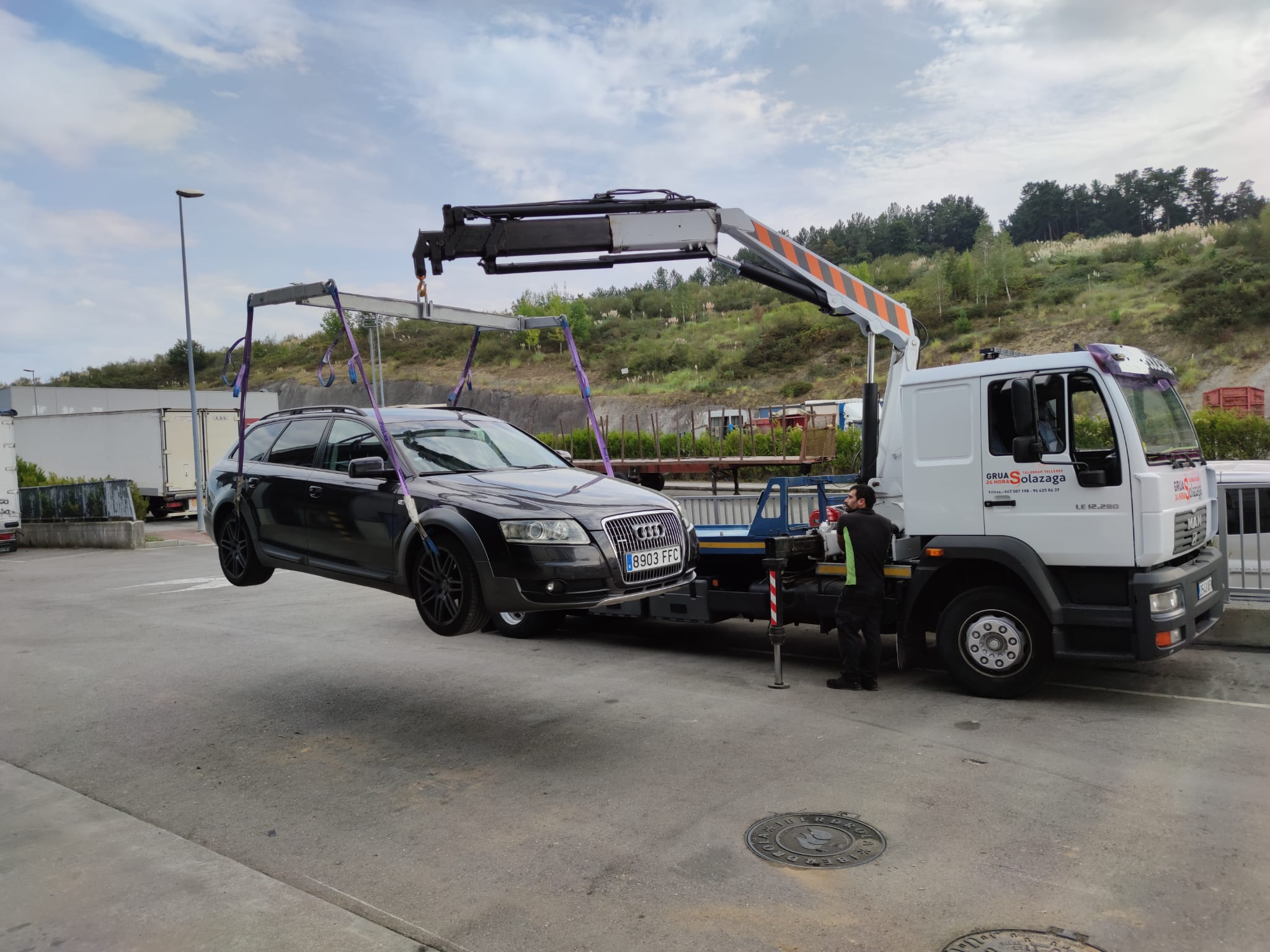 grua_levantando coche grúa levantando coche